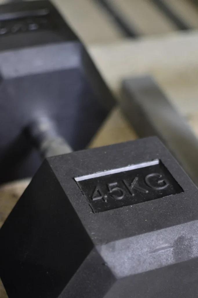 Detalle de una pieza con la etiqueta “4S” en relieve sobre metal negro.