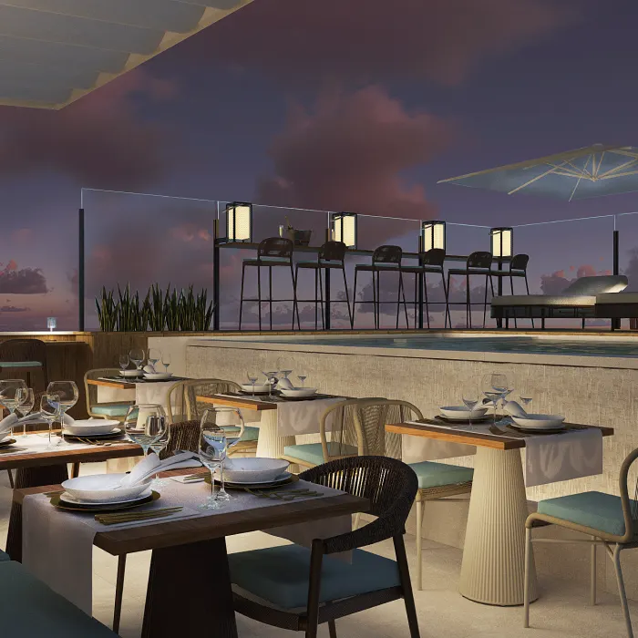 Mesa puesta y sillas en terraza con piscina al atardecer y luces decorativas