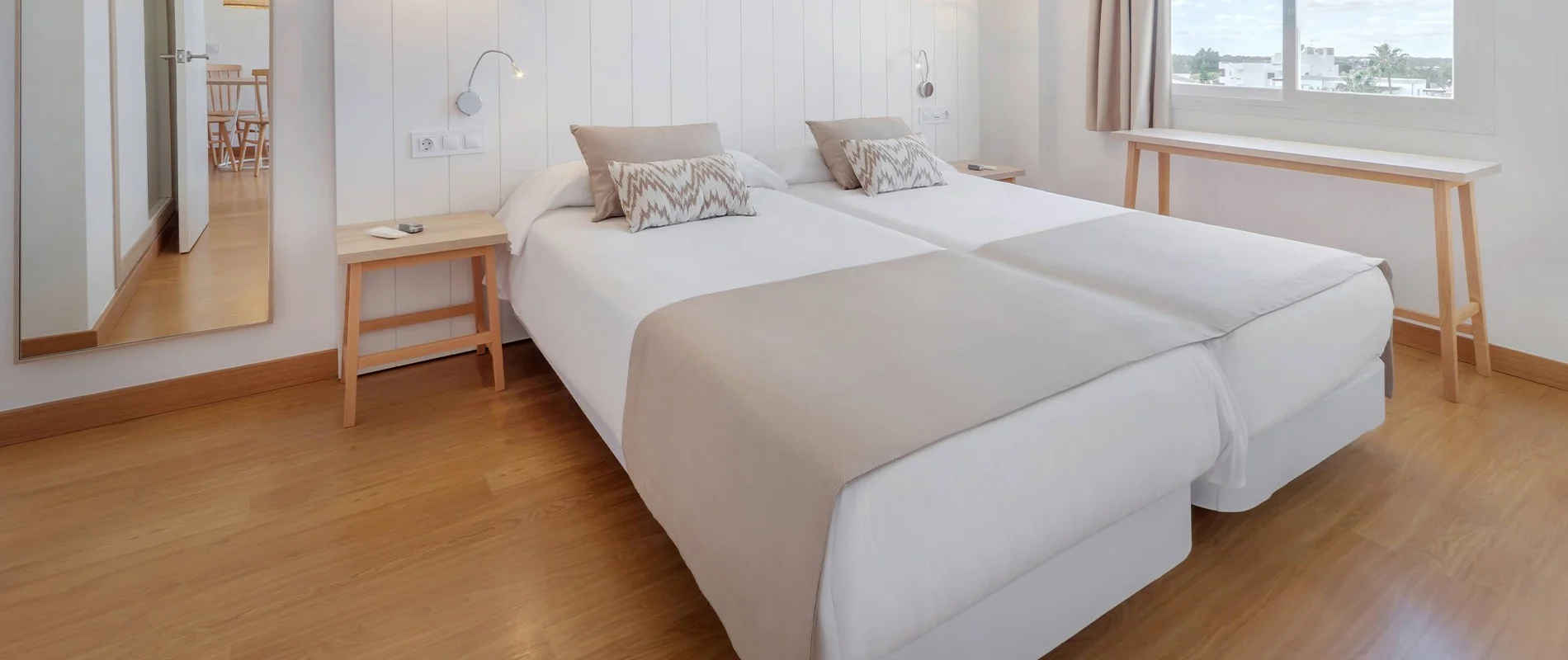 Dormitorio moderno con dos camas individuales y ropa de cama blanca