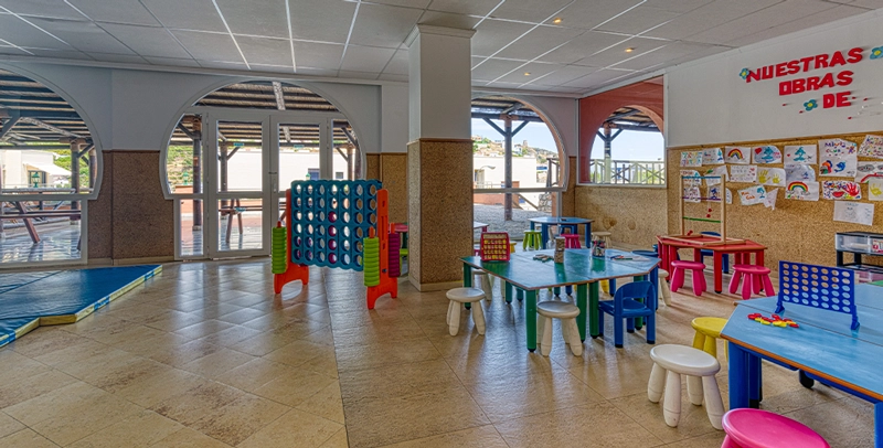 sala-del-hotel-playacalida-con-animacion-infantil-granada