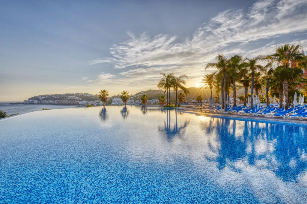 hotel-playacalida-granada-puente-de-octubre piscina infinita hotel playacalida granada