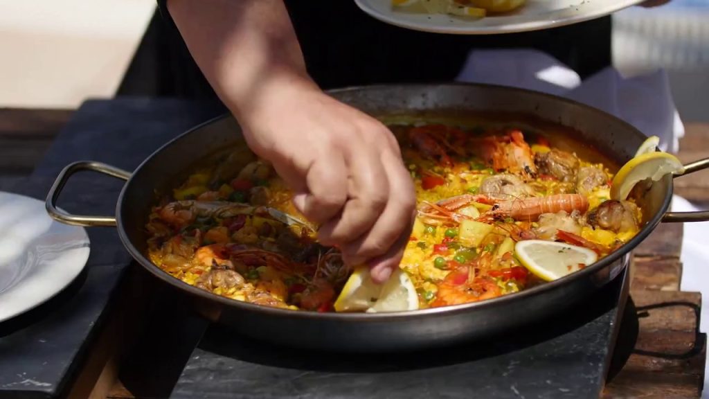 Cómo hacer una paella de carne y pescado deliciosa - Senator Hotels &amp; Resorts
