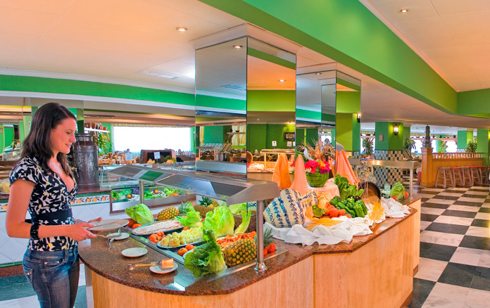 Mujer eligiendo su menu en el buffet de Playa Senator