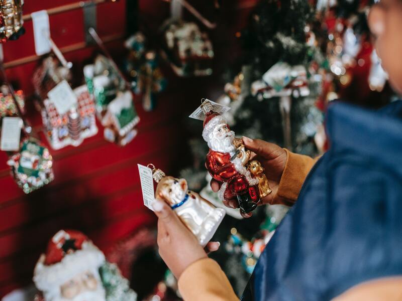 Productos artesanos en mercadillo navideño 