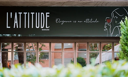 Cartel de L'ATTITUDE BARBAJA con una ilustraci&oacute;n de mujer con copa de vino.