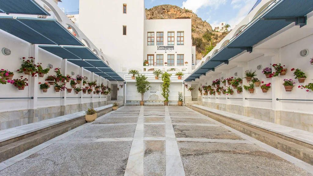 Plaza de la Fuente de los 7 ca&ntilde;os en Moj&aacute;car con macetas de colores