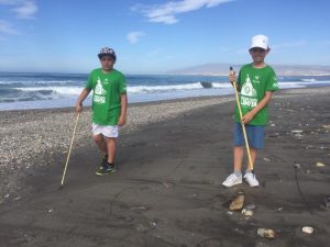 Ni&ntilde;os limpiando playa torregarc&iacute;a