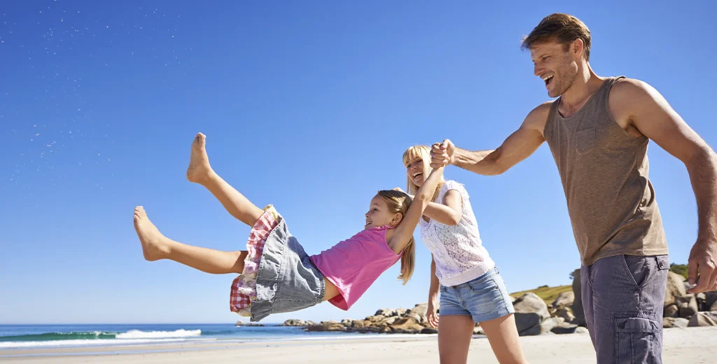 oferta-pequeñas-estancias-grandes-ofertas-senator-hoteles familia-en-playa-en-verano