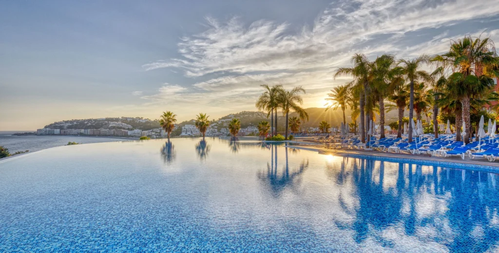 oferta-verano-hotel-playacalida-granada-almuñecar piscina-infinity-verano-hotel-payacalida