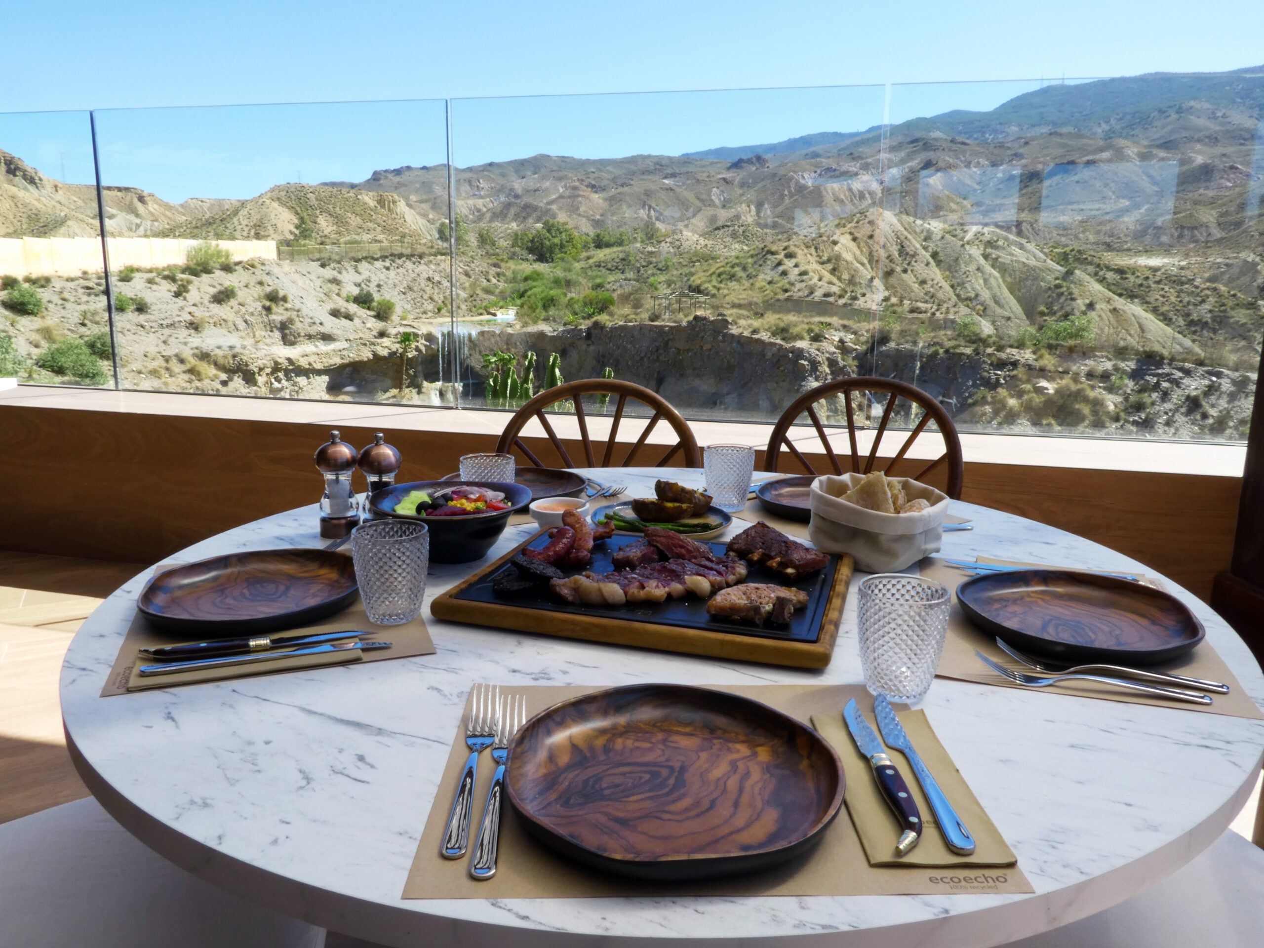 Plato principal de barbacoa en Grill Mirador Okavango