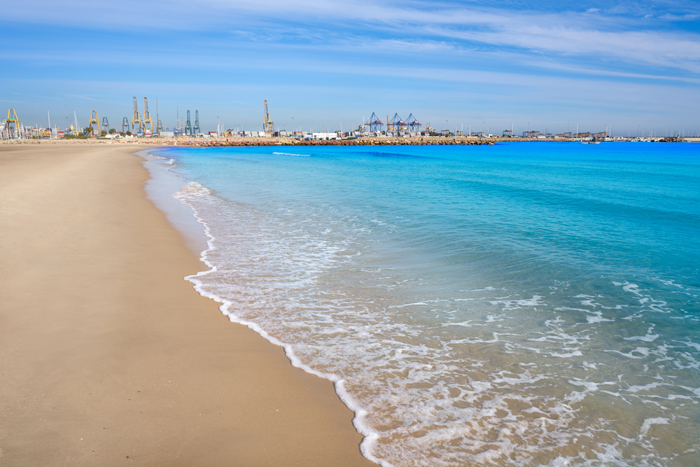 Playa de Pinedo y al fondo, el puerto