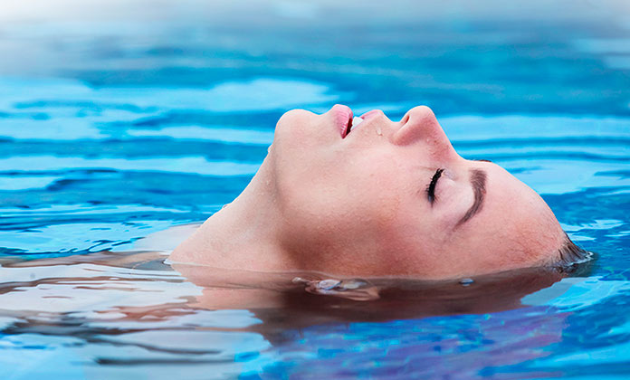 Mujer relajada en una piscina