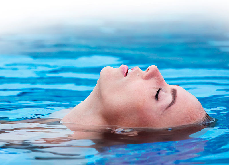 Mujer relajada en una piscina