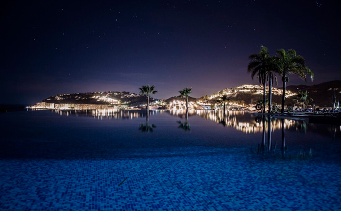 Piscina del Playacalida Spa Hotel de noche