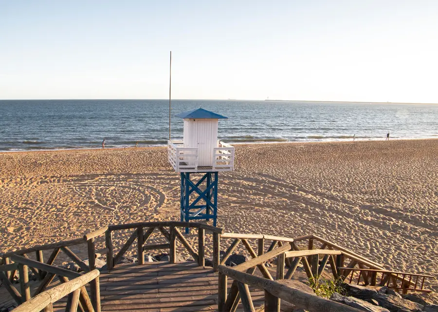 Playa El Portil en Cartaya (Huelva) con torre de socorrista y Atlántico de fondo