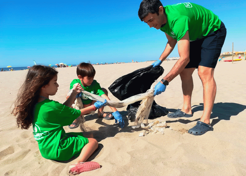 Voluntarios de Senator Hotels &amp; Resorts limpian la playa de Punta del Moral - Senator Hotels &amp; Resorts