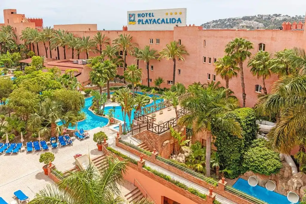 Hotel Playacalida con jardines y piscinas entre palmeras, vista a&eacute;rea.