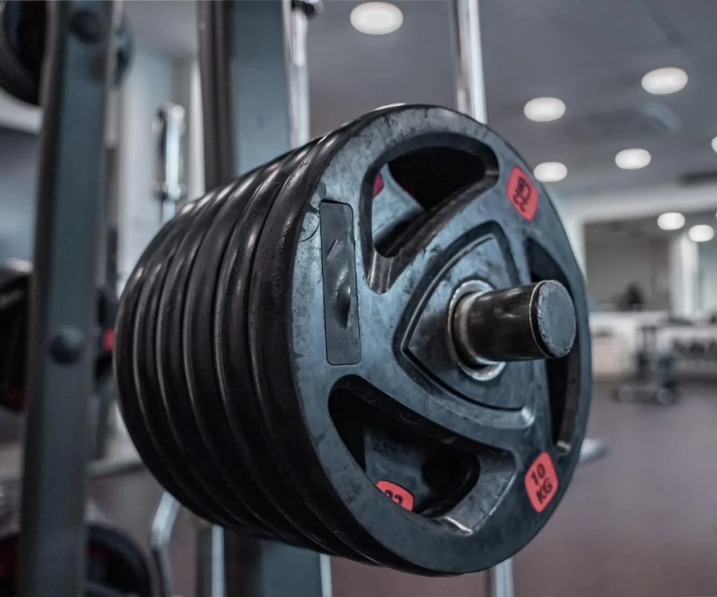 Disco de pesas de gimnasio con ajuste central en sala deportiva
