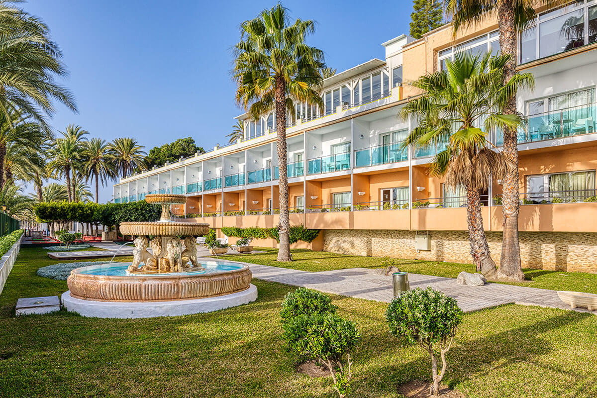 Playadulce Hotel zona exterior ajardinada frente al mar