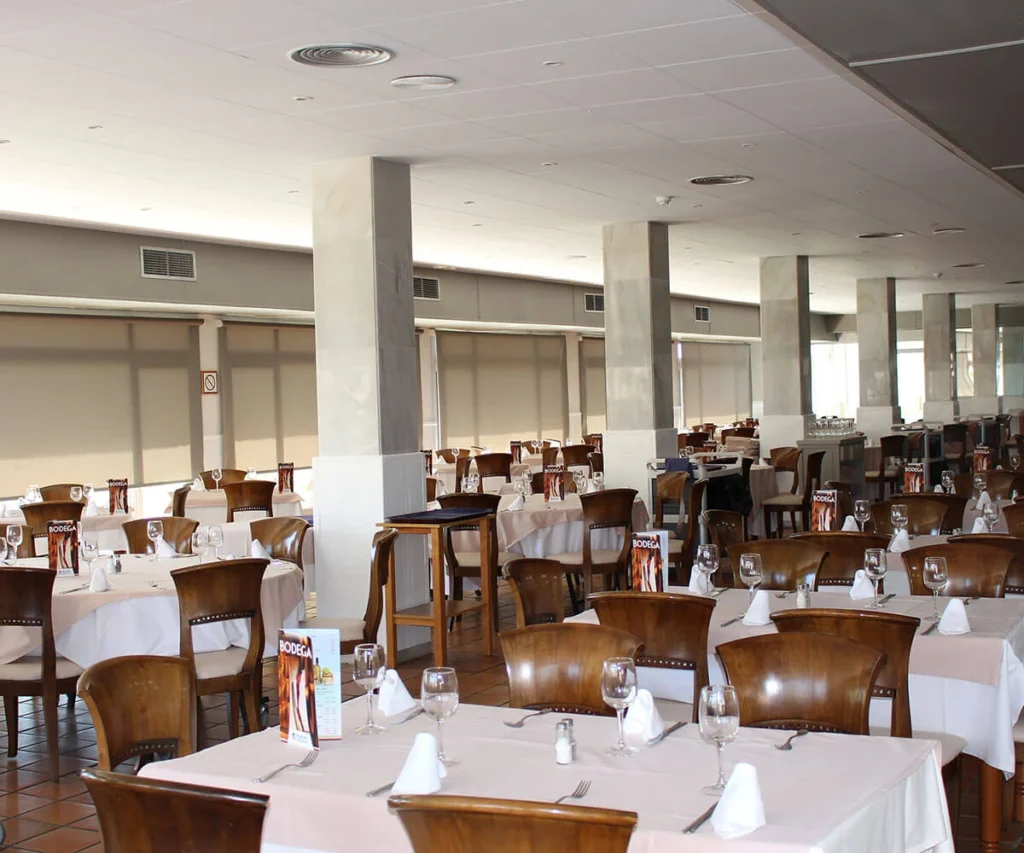 Comedor de restaurante con mesas, sillas y decoraci&oacute;n de &ldquo;BODEGA&rdquo;
