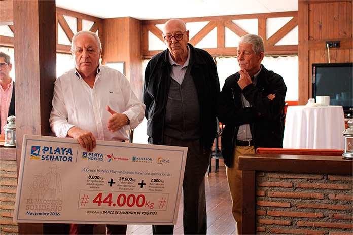 José María Rossell hace entrega de un cheque simbólico que representa la cantidad donada por Grupo Hoteles Playa