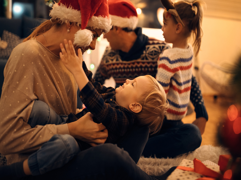 Familia jugando en navidad