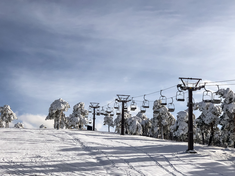 Puerto de Navacerrada con nieve y telesilla