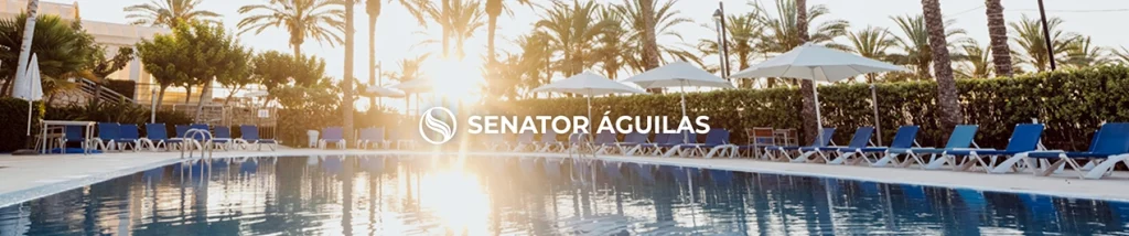 Piscina con tumbonas y palmeras al atardecer, "Senator &Aacute;guilas".