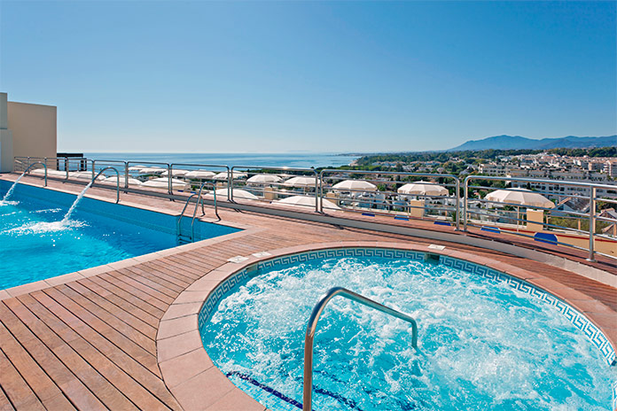 Piscina de la terraza del Senator Marbella Spa Hotel