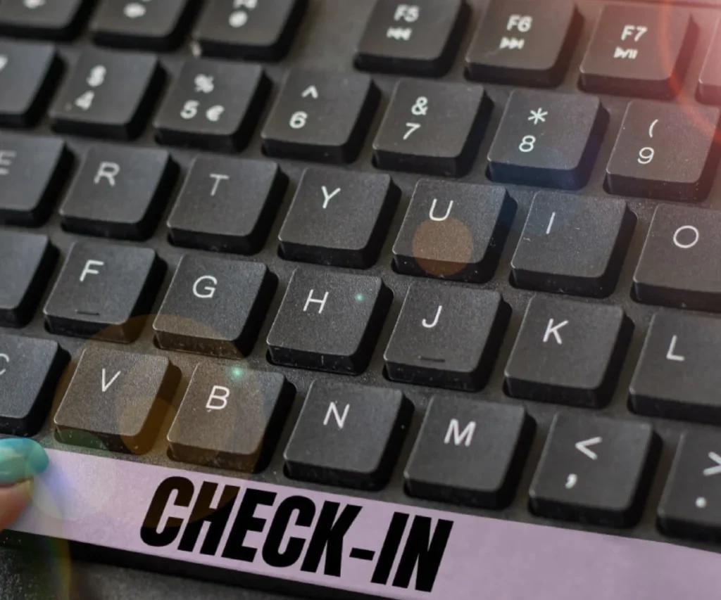 Teclado mec&aacute;nico con el texto &ldquo;CHECK-IN&rdquo; en la etiqueta inferior