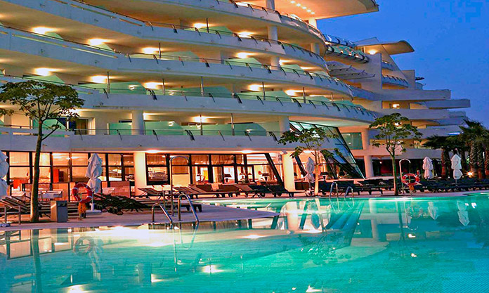 Piscina del Senator Banús Spa Hotel de noche