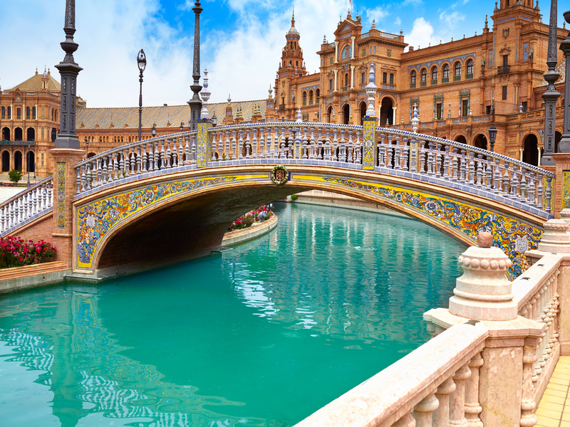 Puente con agua en la plaza de España de Sevilla