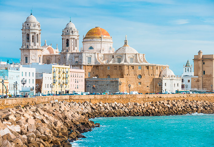 Catedral de la Santa Cruz de Cádiz junto al paseo marítimo