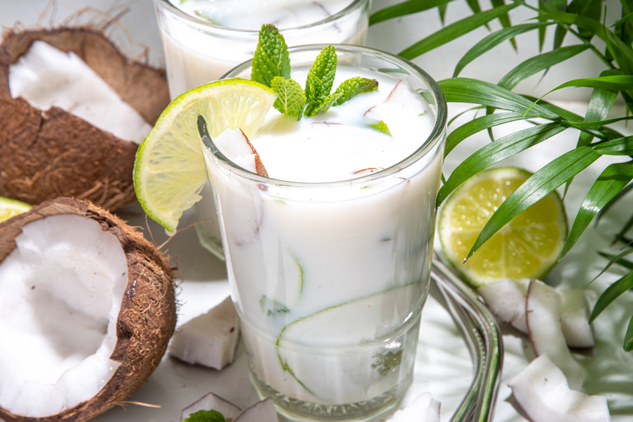 Mojito de coco con medio coco y lima