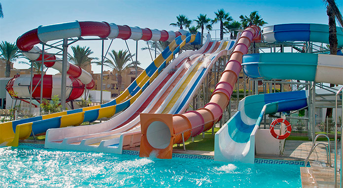 Conjunto de divertidos y coloridos toboganes en el Playasol Spa Hotel