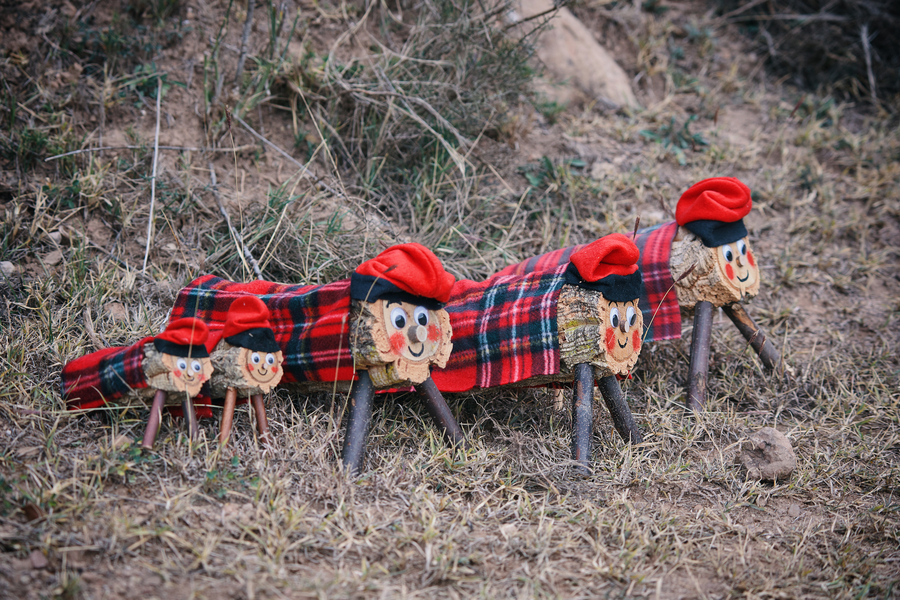 Caga tió: tronco de navidad con carita sonriente, tradicion catalana