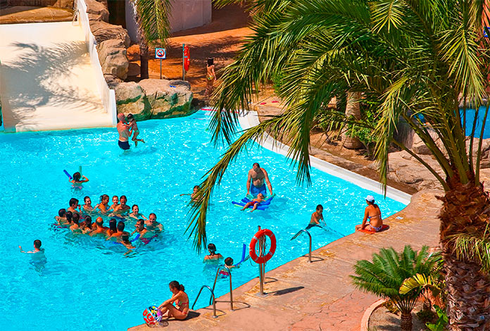 Actividades en la piscina del diverhotel Roquetas