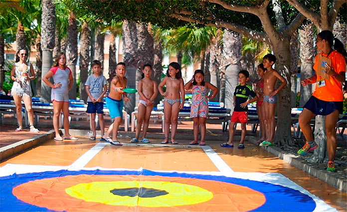 Niños jugando en el diverhotel Roquetas