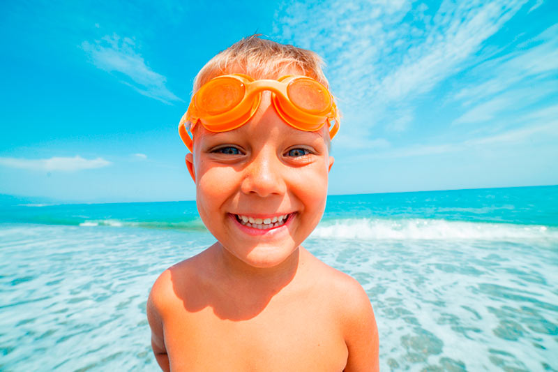 Ni&ntilde;o feliz en una playa