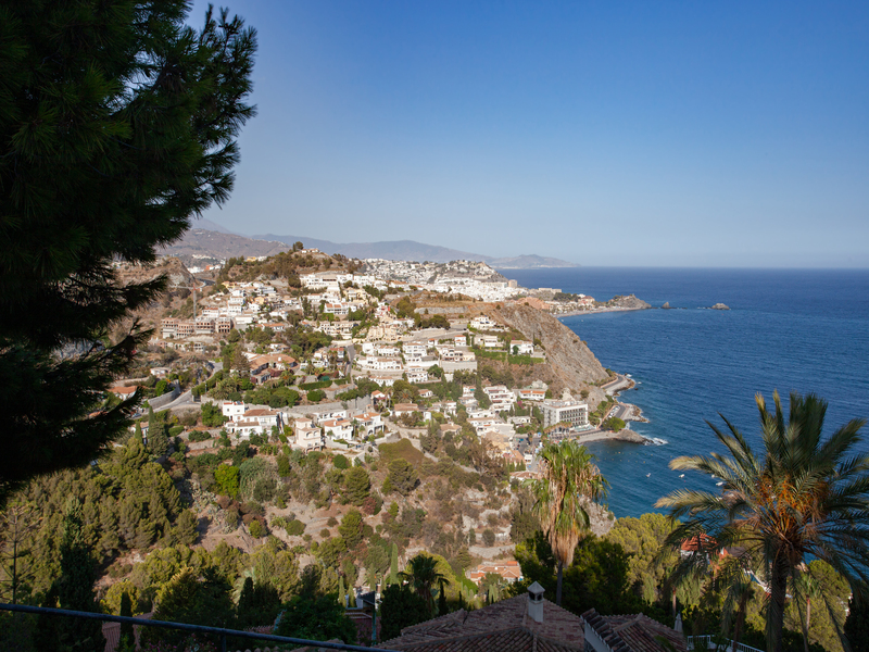 Vistas de la costa tropical de Almuñécar con el Mar Mediterráneo y vegetación de fondo