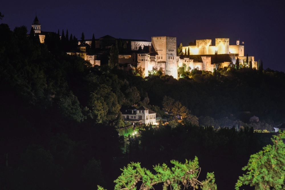 camnar-por-las-calles-de-granada-en-verano vistas-de-la-lhambra-de-noche