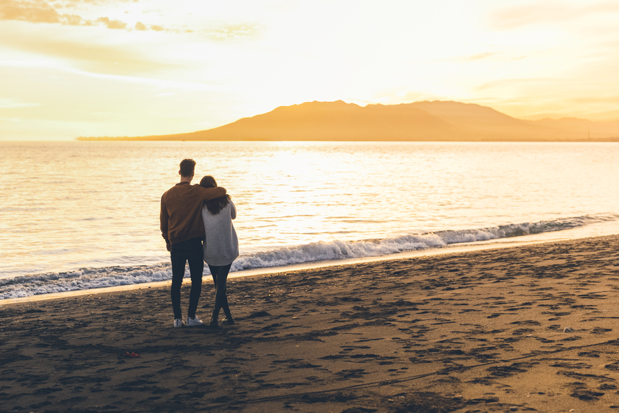 Pareja pasea en la playa de Almer&iacute;a en San Valentin al atardecer