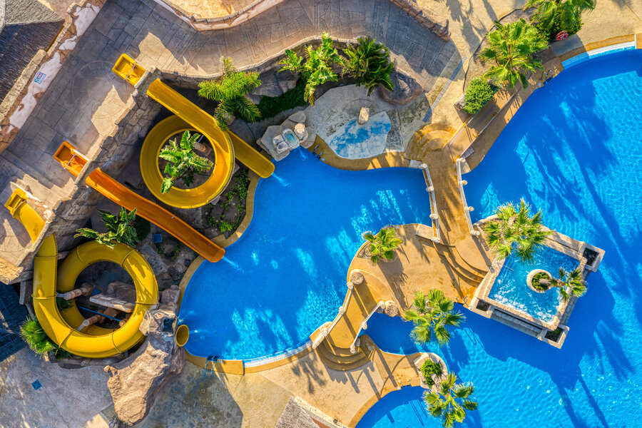 Vista aérea de la piscina y toboganes de Zimbali Playa Hotel