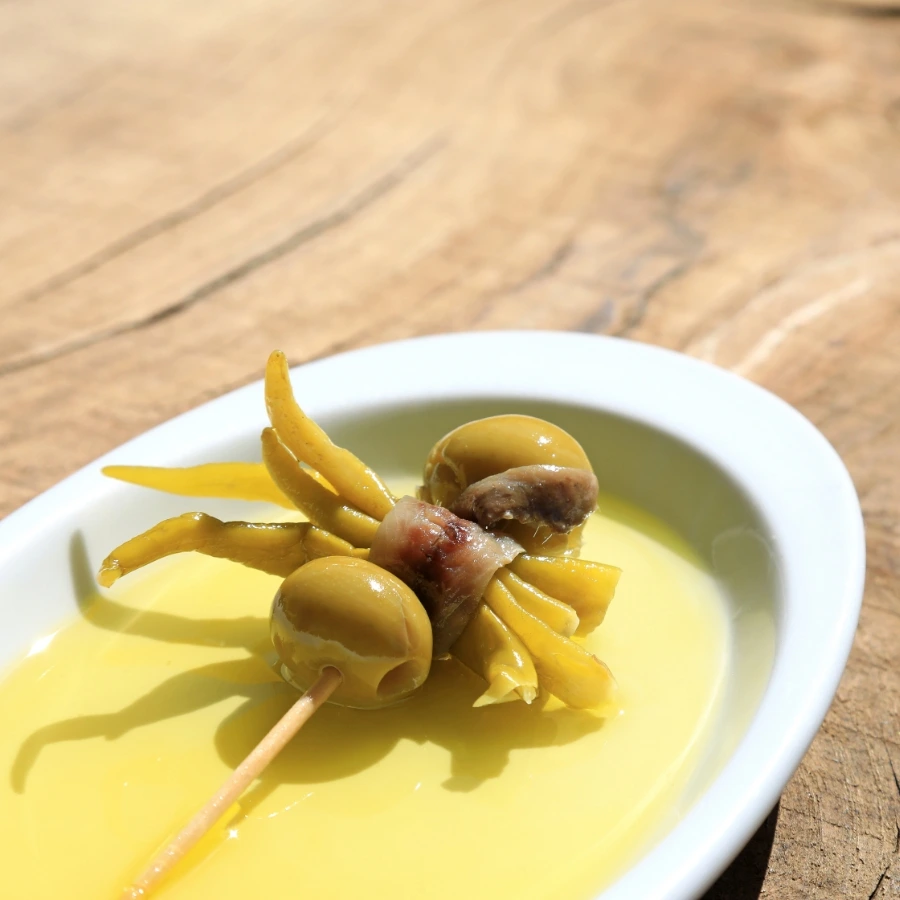Gilda con aceituna, anchoa y piparra