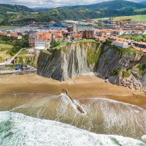 playa de Itzurun peque&ntilde;a joya en la costa guipuzcoana