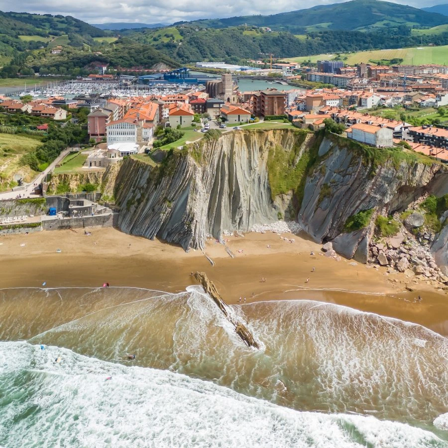 playa de Itzurun peque&ntilde;a joya en la costa guipuzcoana