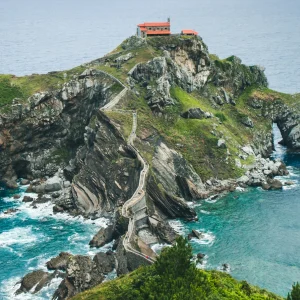 San Juan de Gaztelugatxe, el islote m&aacute;s emblem&aacute;tico de la costa vasca