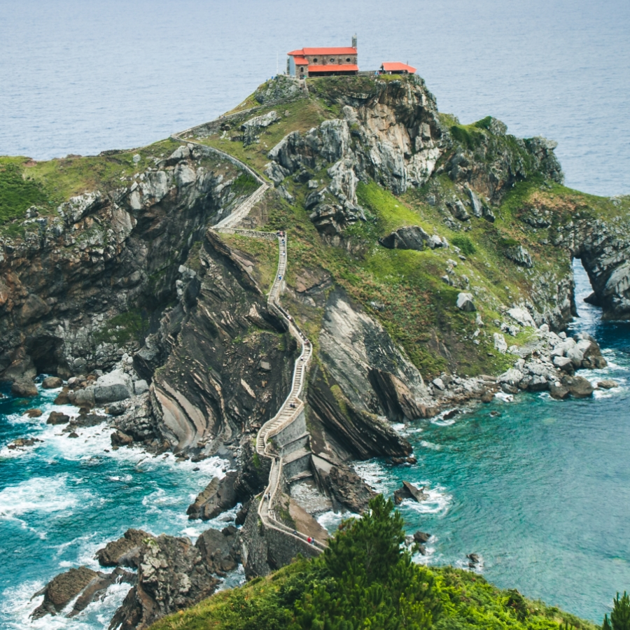 San Juan de Gaztelugatxe, el islote m&aacute;s emblem&aacute;tico de la costa vasca