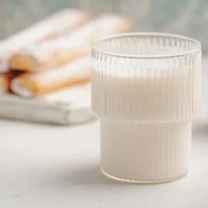 vaso de horchata de chufa con fartones