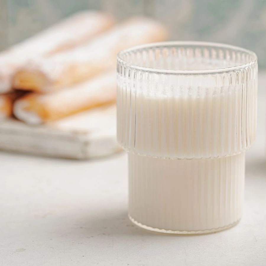 vaso de horchata de chufa con fartones